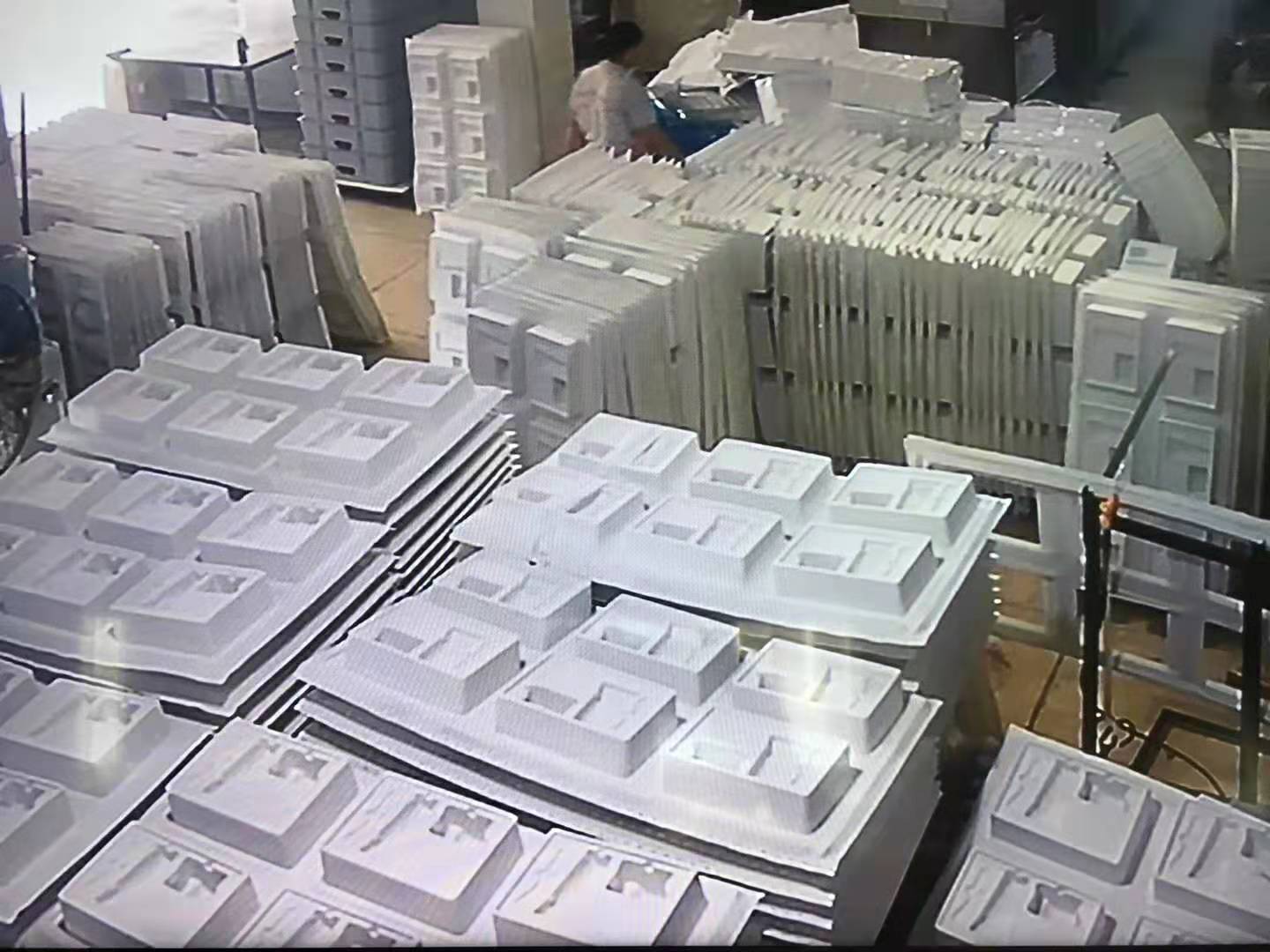 薄片吸塑托盘已经堆满车间一角啦! 薄片吸塑托盘已经堆满车间一角啦!